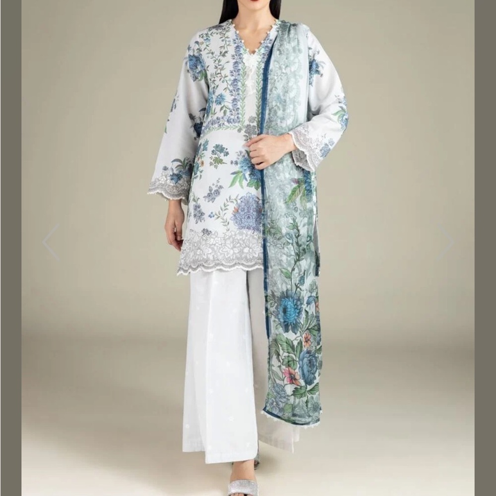 Embroidered White Floral Kurta Set with Blue-Green Floral Dupatta